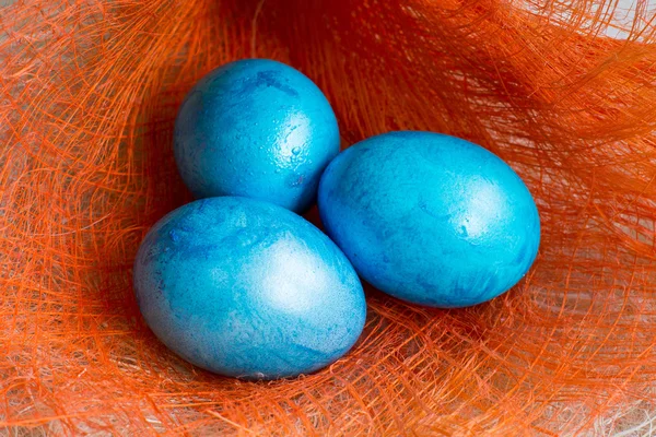 Tre blå påskägg på orange bakgrund — Stockfoto