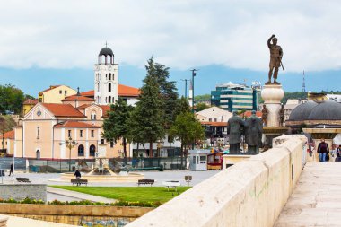 Kilise, heykeller ve Üsküp, Makedonya'nın şehir merkezinde sokak görünümü