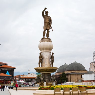 Phillip II Makedonya heykel ve Daut Paşa Hamamı kubbeleri, Skopje, Makedonya