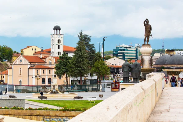 Church, statues and street view in downtown of Skopje, Macedonia — Stock Photo, Image