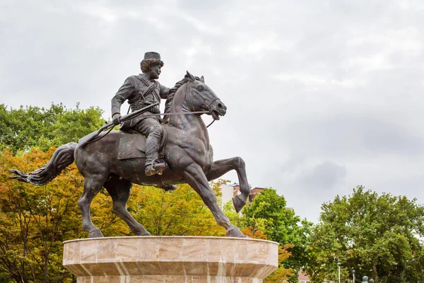 Horse rider standbeeld in het centrum van Skopje, Macedonië — Stockfoto