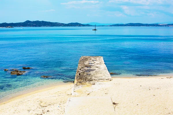 Viaggio vacanza spiaggia sfondo con vista mare blu turchese e molo — Foto Stock