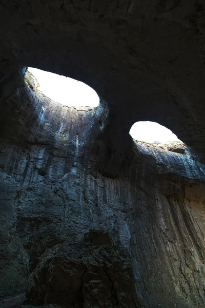 Los Ojos de Dios en la Cueva de Prohodna, famosa cueva, Bulgaria —  Fotos de Stock