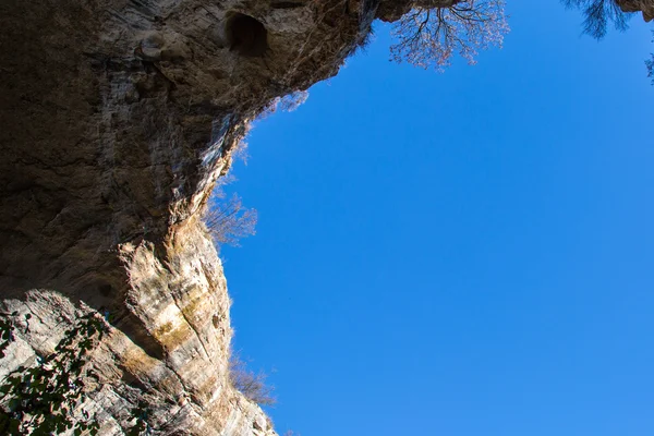 Część jaskini i żywy niebieski niebo w jaskini Prohodna, Bułgaria — Zdjęcie stockowe
