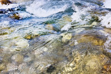 Şelale akışı yüksek su akışı sırasında arka plan yakın çekim