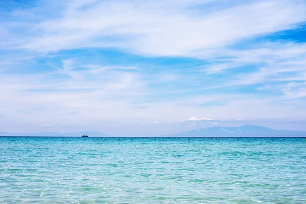 Sea and vibrant cloudy blue sky, summer vacation background — Stock Photo, Image