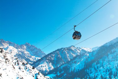 Ski lift, gondol lifti, Almatı yakın Şimbulak rota, Medeo teleferik