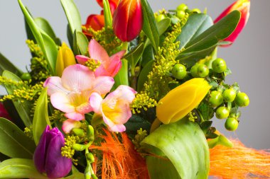 Lily ve lale çiçekleri ile canlı renkli buket