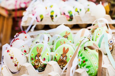 Paskalya yumurtaları geleneksel Avrupa pazarında birçok renkli boyalı