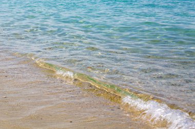 Denizi, çakıl ve kum plaj sahil şeridi ile arka plan