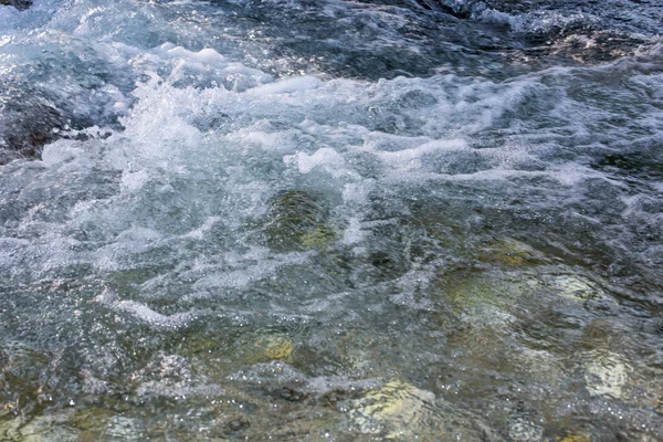 Close up do fluxo de cachoeira durante o alto fluxo de água Fundo — Fotografia de Stock