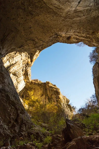 Parte de la cueva y el cielo azul vibrante en la cueva de Prohodna, Bulgaria —  Fotos de Stock