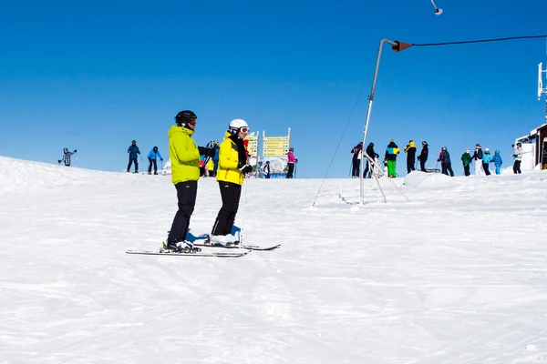 Kopaonik, Sérvia, teleférico, inclinação, pessoas a esquiar de estância de esqui — Fotografia de Stock