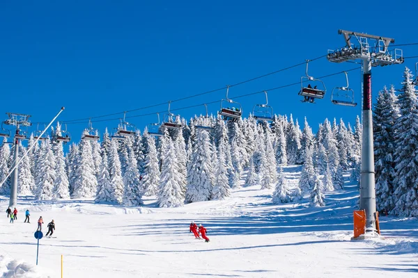 Горнолыжный курорт Копаоник, Сербия, подъемник, лыжник и сноубордист на склоне — стоковое фото