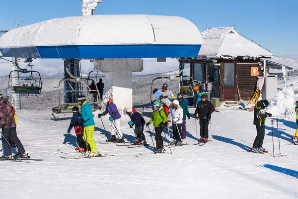 Skidort Kopaonik, Serbien, skidlift, lutning, människor skidåkning — Stockfoto