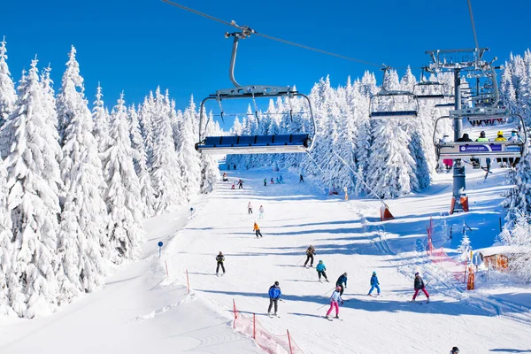 Kopaonik, Sérvia, teleférico, inclinação, pessoas a esquiar de estância de esqui — Fotografia de Stock