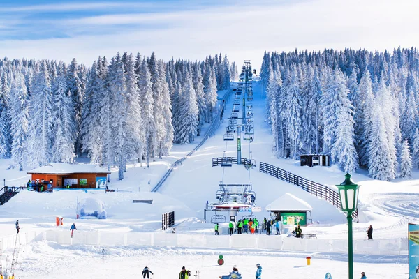 Panoramy ski resort Kopaonik, Serbia, narciarzy, wyciąg, góry — Zdjęcie stockowe