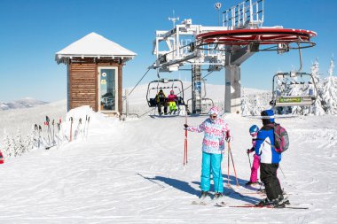 Kopaonik, Sırbistan, teleferik, yamaç, insanlar Kayak Kayak