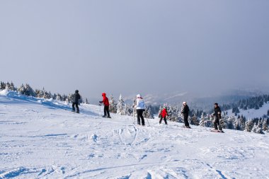 Kayak pisti, Kayak hill, dağlar görünümü, sis insanlar