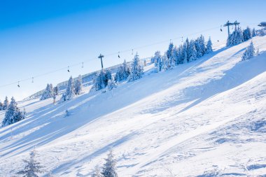Ağaçlar, mavi gökyüzü kar yamaçları ski Resort Kopaonik, Sırbistan, canlı Panoraması