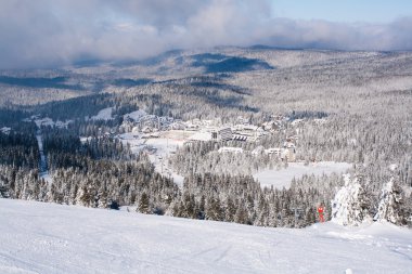 Kayak Merkezi Kopaonik, Sırbistan, Panoraması dağlar görüntülemek, karla kaplı evleri