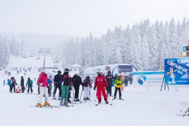 Ski resort Kopaonik, Sırbistan, kayakçı, lift, çam ağaçları Panoraması
