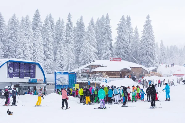 Panorama de estância de esqui Kopaonik, Sérvia, esquiadores, elevador, pinheiros — Fotografia de Stock