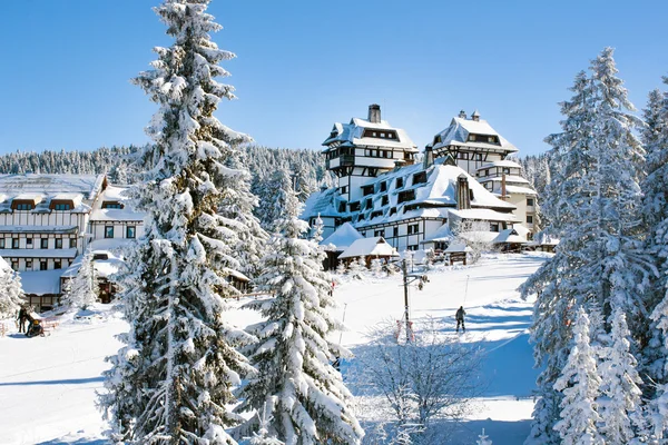 Panorama des Skigebiets kopaonik, Serbien, Menschen, schneebedeckte Häuser — Stockfoto