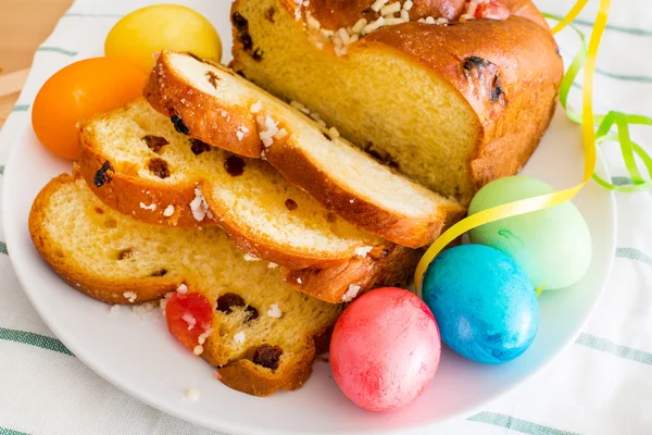 Couleur vibrante fond de vacances. Nature morte avec œufs de Pâques et gâteau traditionnel — Photo