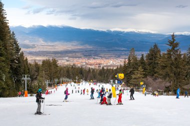 Kayakçı yamacında, teleferik, dağlar görünümü ve Bansko panorama, Bulgaristan