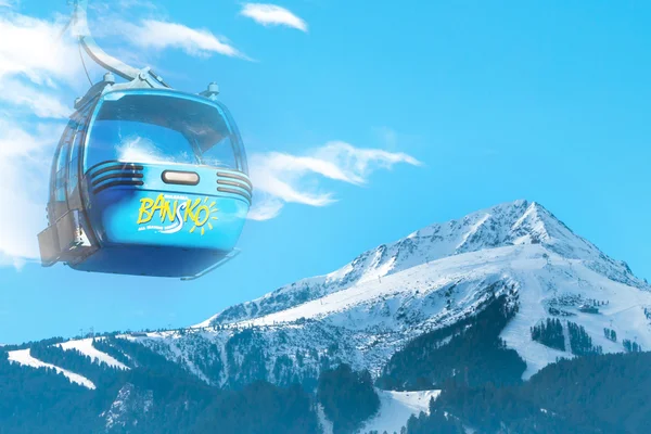 Vibrante Bansko viajar fundo de esqui com cabine de teleférico, pistas, pico de montanha de neve — Fotografia de Stock