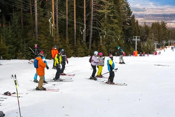 Skiërs op de helling, skilift, Bergen Toon in Bansko, Bulgarije — Stockfoto
