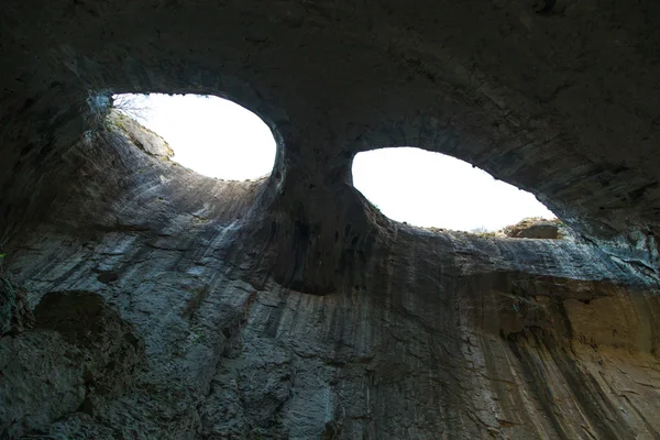 De ogen van God in Prohodna grot, beroemde grot, Bulgarije — Stockfoto