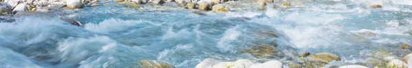 Panorama com Close up de cachoeira durante alto fluxo de água — Fotografia de Stock