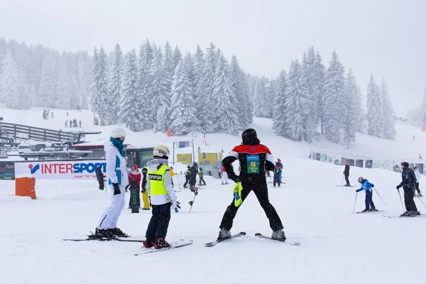 Panorama da estação de esqui Kopaonik, Sérvia, esquiadores, pinheiros — Fotografia de Stock