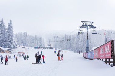 Ski resort Kopaonik, Sırbistan, kayakçı, lift, çam ağaçları Panoraması