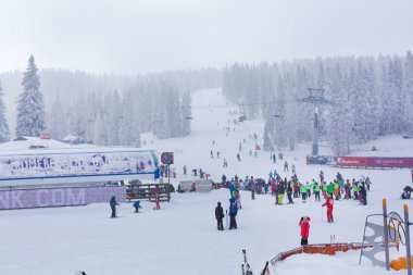 Ski resort Kopaonik, Sırbistan, kayakçı, lift, çam ağaçları Panoraması