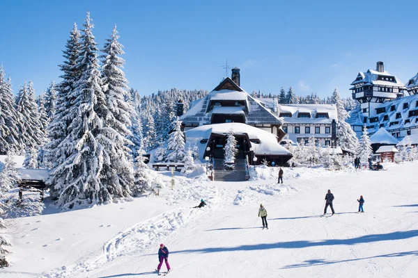 Панорама гірськолижного курорту Kopaonik, Сербія, люди, будинки, покриті снігом — стокове фото