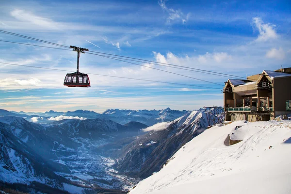 Wintersportreisen mit Seilbahn, Berggipfeln — Stockfoto