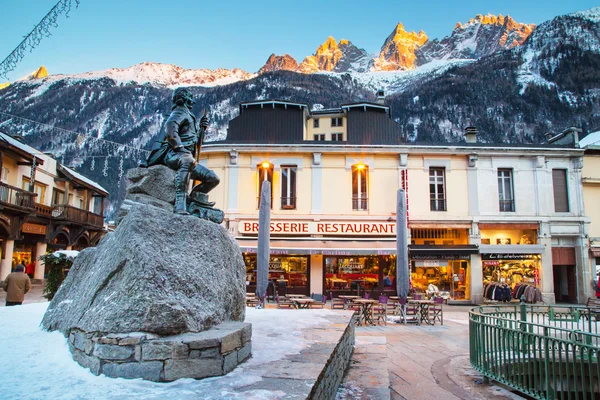 Dr Gabriel Paccard heykel, Chamonix, Fransa. Sokak ve dağlar görünümü