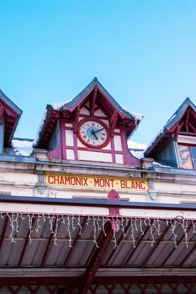 Élénk színű homlokzat a Chamonix-pályaudvar és a kék ég — Stock Fotó