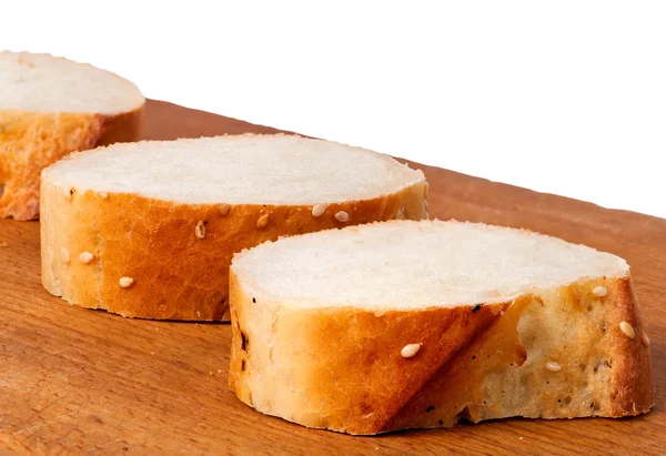 Heerlijk vers brood gesneden op een houten plank — Stockfoto