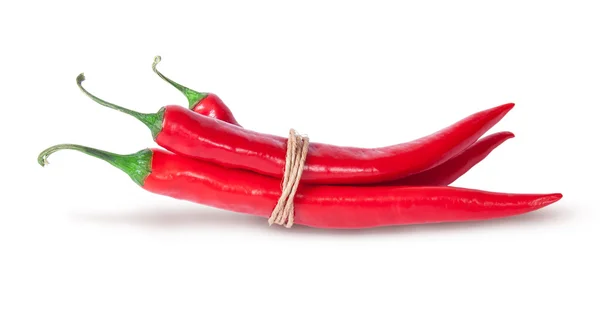 Tre röda chilipeppar bunden med ett rep — Stockfoto