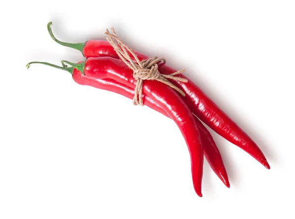 Tre röda chilipeppar bunden med ett rep uppifrån — Stockfoto