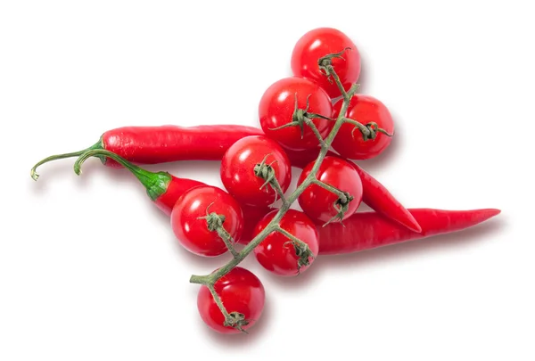 Ramo de tomate cereja e duas pimentas vermelhas — Fotografia de Stock