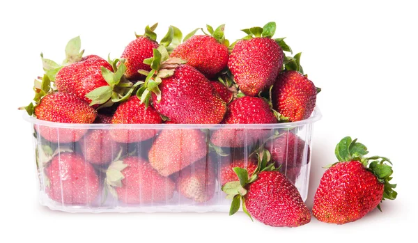 Frische Erdbeeren in einem Plastiktablett und zwei in der Nähe — Stockfoto