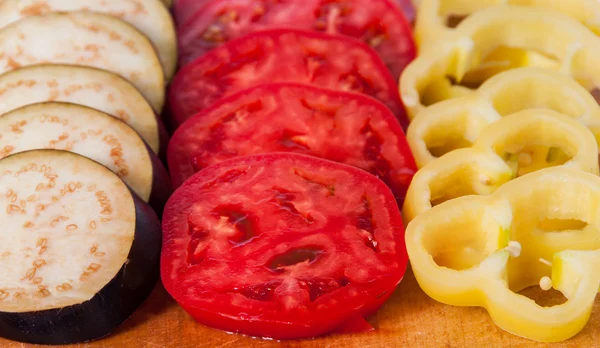 Vor aufgeschnittenen Auberginen-Tomaten und Paprika — Stockfoto