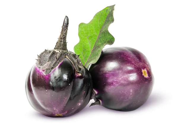 Twee ronde rijpe aubergine met groene blad — Stockfoto