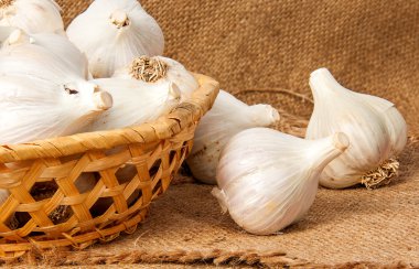 Sarımsak bir sepet içinde tüm başkanı