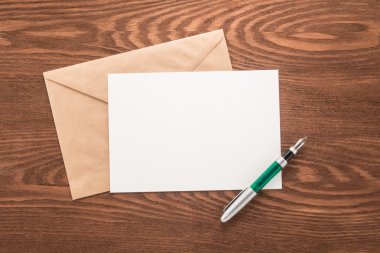 Boş kağıt, zarf ve kalem 